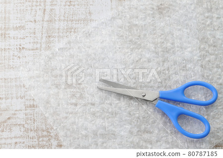Bubble wrap and scissors 80787185