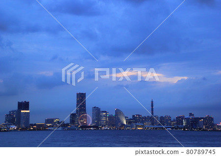 夏日傍晚橫濱港未來 夏日傍晚橫濱港未來 80789745