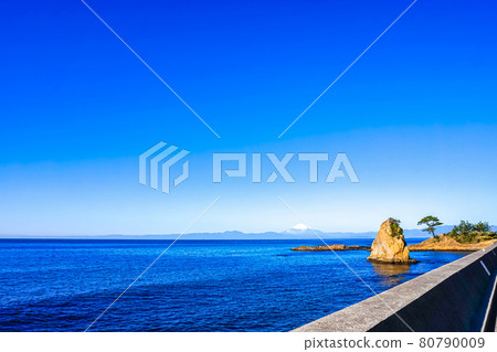 從三浦半島看冬天的富士山 從三浦半島看冬天的富士山 80790009
