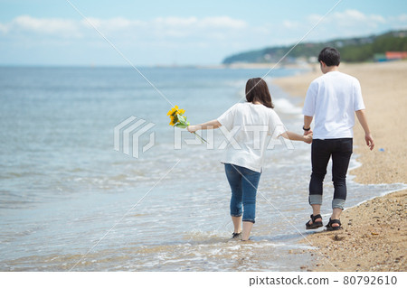一對夫婦手牽著手，依sn在一起 80792610