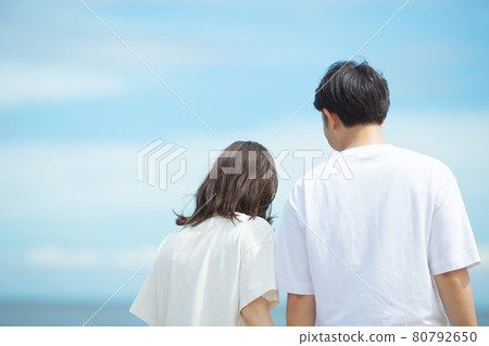 A couple holding hands and snuggling up A couple holding hands and snuggling up 80792650
