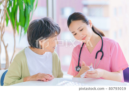 Long-term care staff explaining the medicine case 80793019