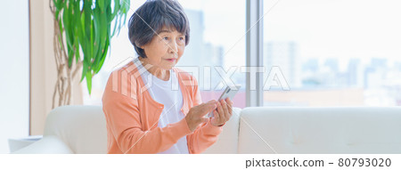 Senior women using smartphones 80793020