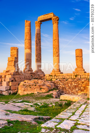Amman, Jordan - Temple of Hercules on sunset 80793239