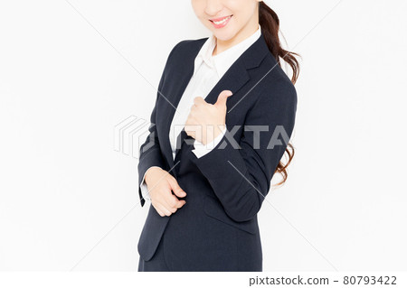 一個穿著西裝的女商人站在白色背景前,做一個類似的手勢 一個穿著西裝的女商人站在白色背景前,做一個類似的手勢 80793422