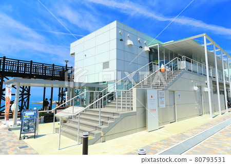 【愛媛縣】晴天下的路邊車站二見 80793531