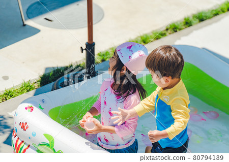 Pool summer vacation playing in the water 80794189
