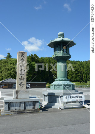 Lantern and stone monument at the entrance of Ryosenji Temple, Nara City, Nara Prefecture 80794420