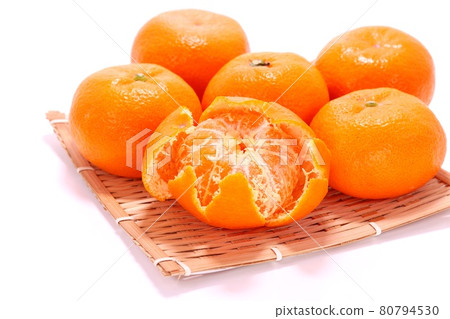 Three-day oranges, Qingdao oranges, from Shizuoka prefecture, flat fruits, peeled white streaks, bright background 80794530