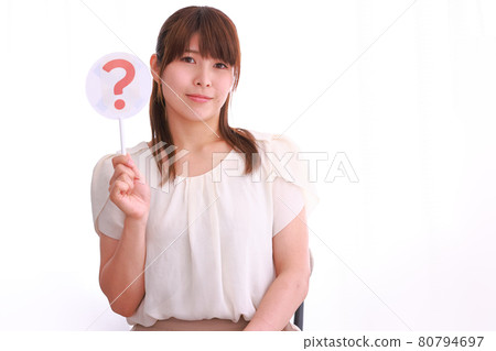 一個女人拿著哈特納盤子，淡淡地微笑著 80794697