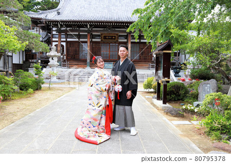 和服婚紗照 婚禮內掛和鳳頭袴新娘新郎、神社和寺廟外景拍攝 80795378