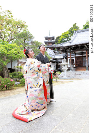和服婚紗照 婚禮內掛和鳳頭袴新娘新郎、神社和寺廟外景拍攝 和服婚紗照 婚禮內掛和鳳頭袴新娘新郎、神社和寺廟外景拍攝 80795381