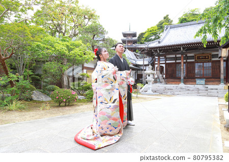 和服婚紗照 婚禮內掛和鳳頭袴新娘新郎、神社和寺廟外景拍攝 80795382