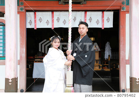 和服婚紗照 婚禮內掛和鳳頭袴新娘新郎、神社和寺廟外景拍攝 80795402