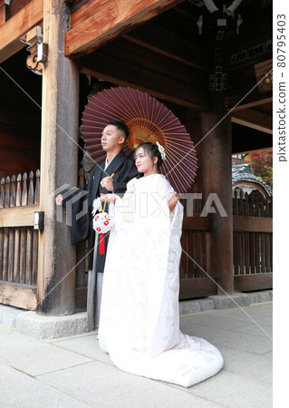 和服婚紗照 婚禮內掛和鳳頭袴新娘新郎、神社和寺廟外景拍攝 和服婚紗照 婚禮內掛和鳳頭袴新娘新郎、神社和寺廟外景拍攝 80795403