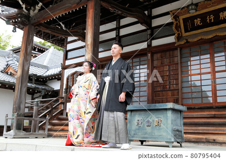 和服婚紗照 婚禮內掛和鳳頭袴新娘新郎、神社和寺廟外景拍攝 80795404