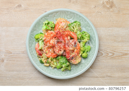 shrimp Mayo. Stir-fried shrimp with mayonnaise. With broccoli and chopped onions. Shrimp uses black tiger prawn. shrimp Mayo. Stir-fried shrimp with mayonnaise. With broccoli and chopped onions. Shrimp uses black tiger prawn. 80796257