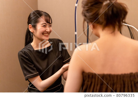 A woman receiving counseling at an esthetic salon (consultation) 80796335