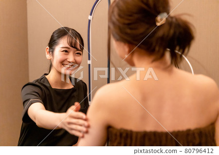 在美容院接受諮詢的女性(上臂) 在美容院接受諮詢的女性(上臂) 80796412