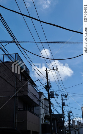 各種電纜和電線以及支撐它們的電線桿 各種電纜和電線以及支撐它們的電線桿 80796491