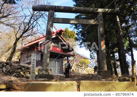 Ayori Shrine Headquarters Torii and Climbers at the Top of Oyama, Isehara City Ayori Shrine Headquarters Torii and Climbers at the Top of Oyama, Isehara City 80796974
