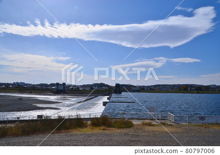 Nikaryo Kamigawara dam on the Tama River in late autumn 80797006
