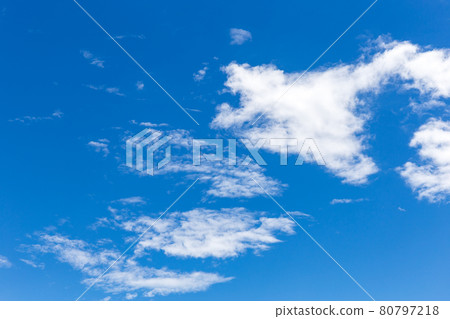 在盛夏夏天天空的夏天雲彩 在盛夏夏天天空的夏天雲彩 80797218