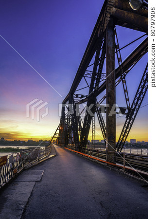 The Long Bien brige in Ha Noi Capital, viet nam 80797908
