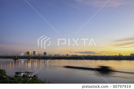 The Long Bien brige in Ha Noi Capital, viet nam 80797919