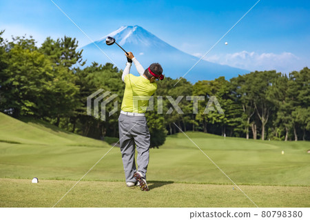 Golf course teeing ground with beautiful fresh green Golf course teeing ground with beautiful fresh green 80798380