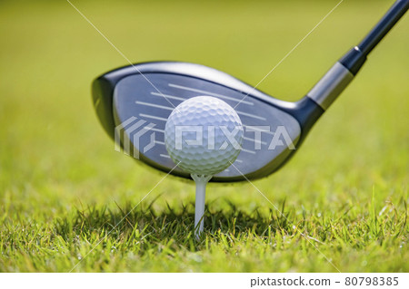 高爾夫球場發球區，擁有美麗的新鮮綠色 80798385