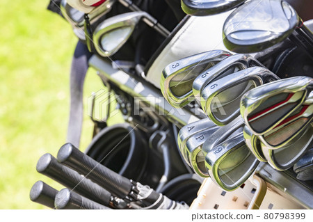 新鮮的綠色高爾夫球場和高爾夫俱樂部 80798399