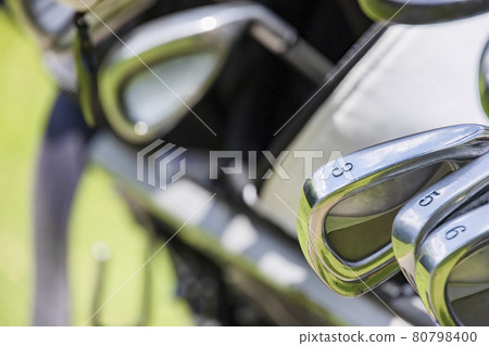 新鮮的綠色高爾夫球場和高爾夫俱樂部 80798400