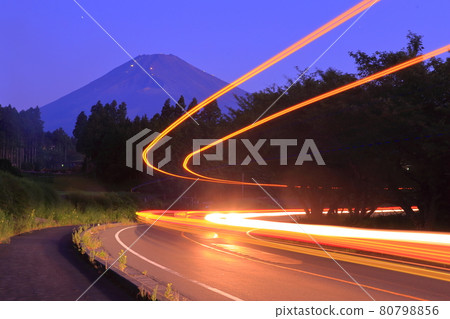 富士山登山燈和汽車遠光燈線 富士山登山燈和汽車遠光燈線 80798856