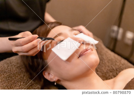 Women with eyelash extensions and eyelash perms 80798870