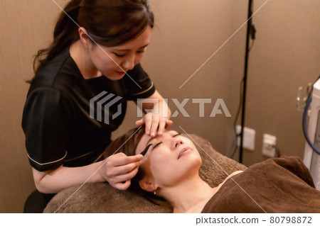 Women with eyelash extensions and eyelash perms 80798872