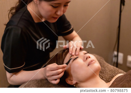 Women with eyelash extensions and eyelash perms 80798875