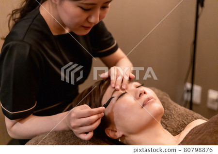 嫁接睫毛和燙睫毛的女性 80798876