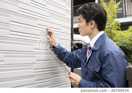 Salesman who estimates the exterior wall painting 80799034