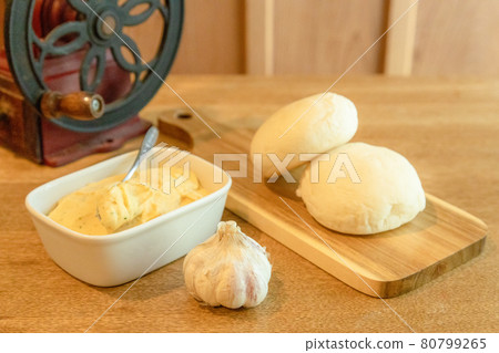 Coffee and garlic toast breakfast image Coffee and garlic toast breakfast image 80799265