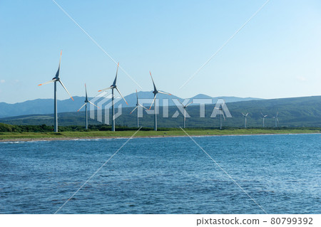 天氣晴朗的城市風力發電廠 天氣晴朗的城市風力發電廠 80799392