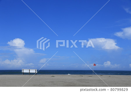 房總半島一宮海岸的海灘和藍天 房總半島一宮海岸的海灘和藍天 80799829