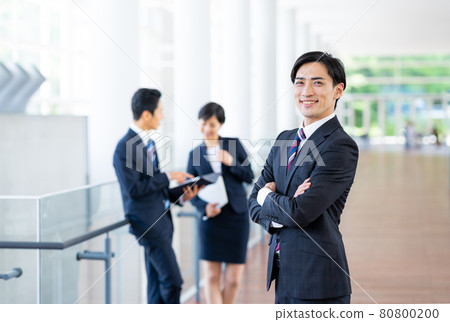 在辦公室工作的商人 80800200