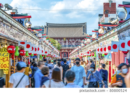 Cityscape of Tokyo Sensoji Temple / Nakamise Shopping Street 80800524