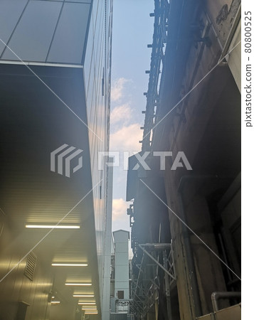 藍天從建築與立交橋之間的狹縫中窺視 藍天從建築與立交橋之間的狹縫中窺視 80800525