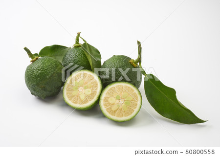 尚未成熟的柚子白底 80800558