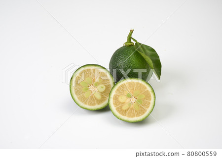 尚未成熟的柚子白底 80800559