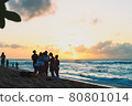 Silhouettes of young people standing at dusk in Hawaii 80801014