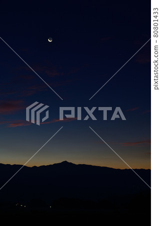Hakushu-cho, Hokuto City, before sunrise, 27-year-old thin moon on Mt. Kinmine Hakushu-cho, Hokuto City, before sunrise, 27-year-old thin moon on Mt. Kinmine 80801433