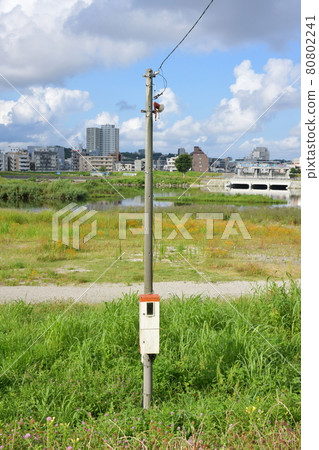 具有復古感的電線桿和盒子 具有復古感的電線桿和盒子 80802241